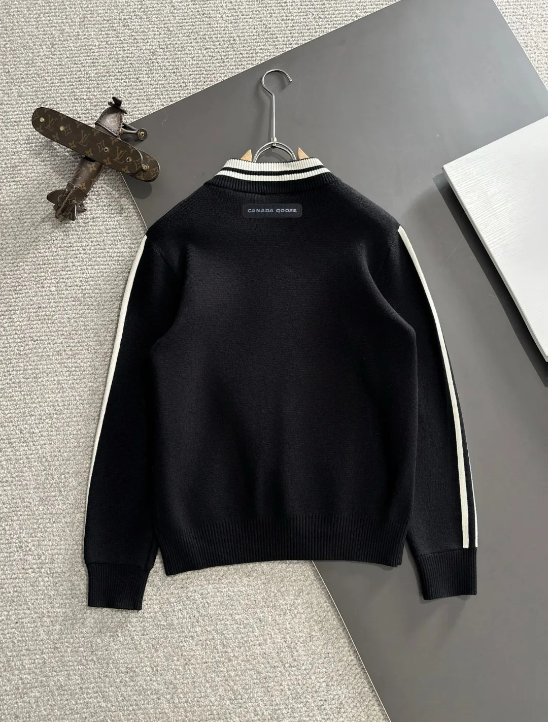 Next day shipping P460 Big Goose 2025 official website latest winter sweater, popular items are on sale at the counter simultaneously! Specially made of wool blended fabric. It feels comfortable and can be directly in contact with the skin. The logo badge is exquisitely embroidered, which is extremely eye-catching! The details highlight the fashionable charm of big brands. Exquisite workmanship. Three-dimensional cutting style. The wearing effect is invincible and handsome! All three standards are complete! Size: M-3XL